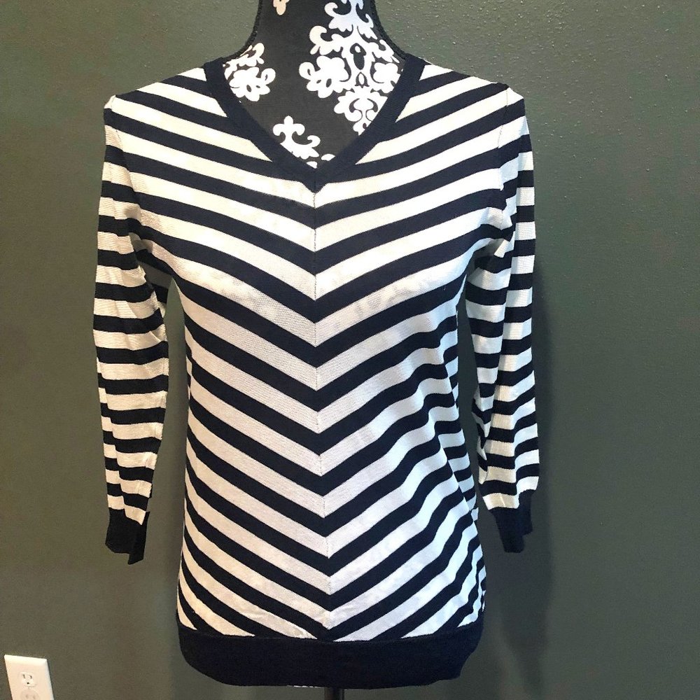 The Limited V-Neck Sweater 3/4 Sleeve - Small